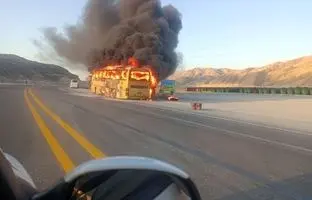 (ویدئو) آتش گرفتن یک دستگاه اتوبوس مسیر ایلام محدوده پل کنجان‌چم