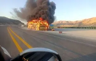 (ویدئو) آتش گرفتن یک دستگاه اتوبوس مسیر ایلام محدوده پل کنجان‌چم