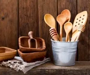 آموزش ضدعفونی و براق کردن ظروف چوبی آشپزخانه