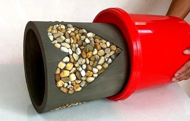 ببینید؛ نحوه درست کردن یک گلدان خاص با سیمان و سنگ ریزه به روش استاد چینی