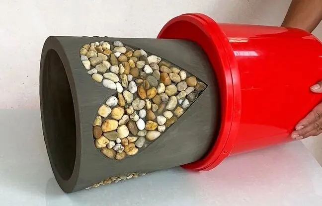 ببینید؛ نحوه درست کردن یک گلدان خاص با سیمان و سنگ ریزه به روش استاد چینی
