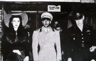 «محمدرضا پهلوی» در حال بوسیدن دست همسر اول اش در مصر