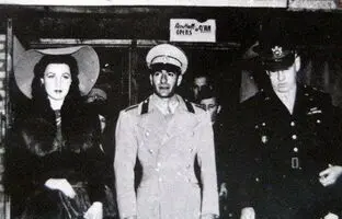 «محمدرضا پهلوی» در حال بوسیدن دست همسر اول اش در مصر