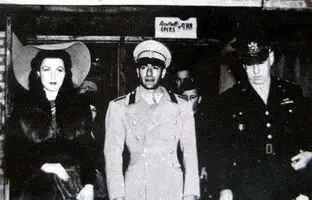 «محمدرضا پهلوی» در حال بوسیدن دست همسر اول اش در مصر