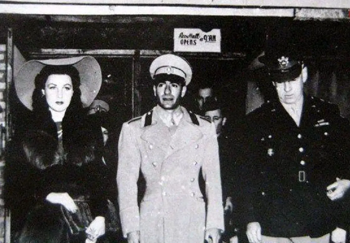 «محمدرضا پهلوی» در حال بوسیدن دست همسر اول اش در مصر