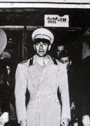 «محمدرضا پهلوی» در حال بوسیدن دست همسر اول اش در مصر