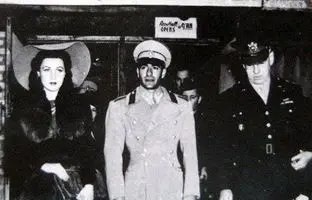 «محمدرضا پهلوی» در حال بوسیدن دست همسر اول اش در مصر