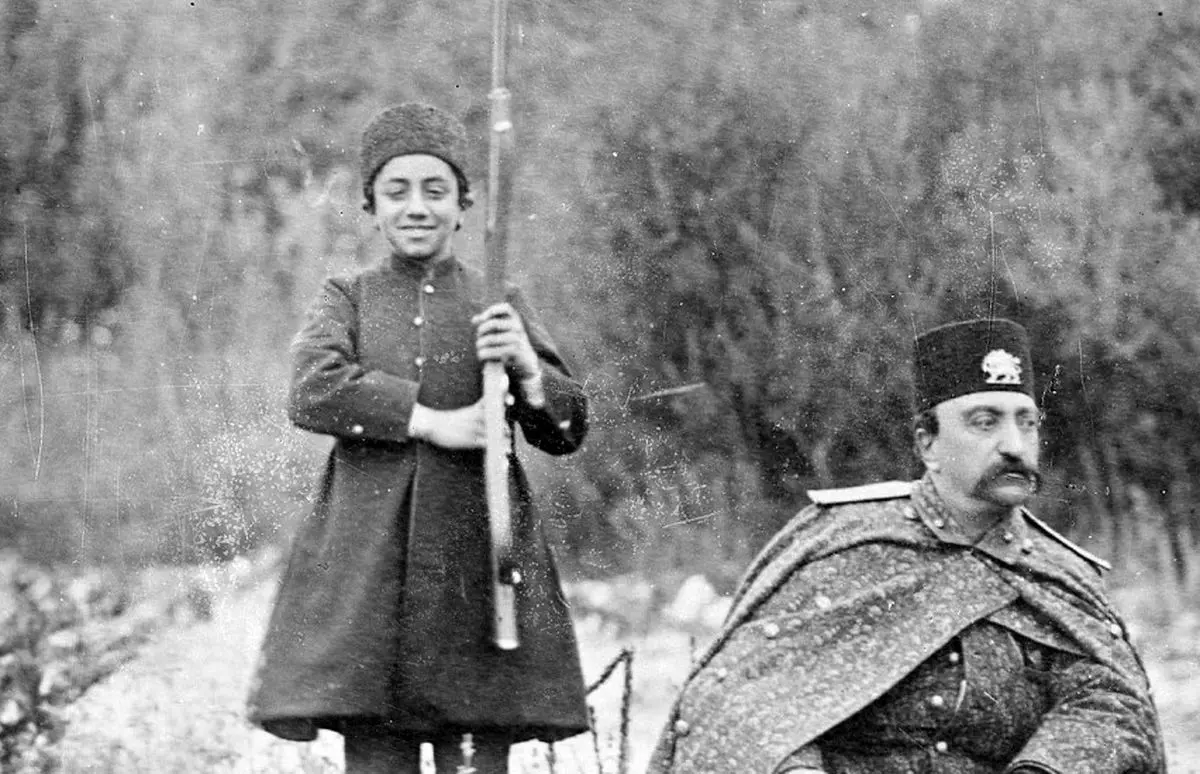  ملیجک بیمار در کنار ناصرالدین‌شاه؛ سفر طنزآمیز به دل تاریخ قاجار 