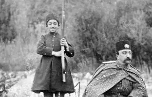  ملیجک بیمار در کنار ناصرالدین‌شاه؛ سفر طنزآمیز به دل تاریخ قاجار 