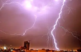 برخورد صاعقه به جرثقیل در دریاچه چیتگر + ویدئو