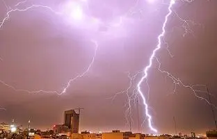 برخورد صاعقه به جرثقیل در دریاچه چیتگر + ویدئو