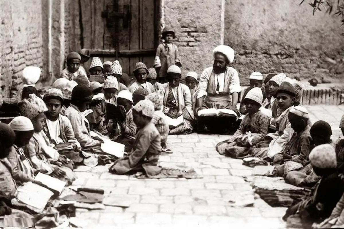 پوشش جالب استاد و شاگرد ۱۳۷ سال پیش در مکتب‌خانه‌ قاجاری + تصویر