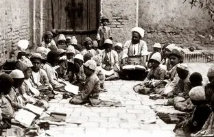 پوشش جالب استاد و شاگرد ۱۳۷ سال پیش در مکتب‌خانه‌ قاجاری + تصویر