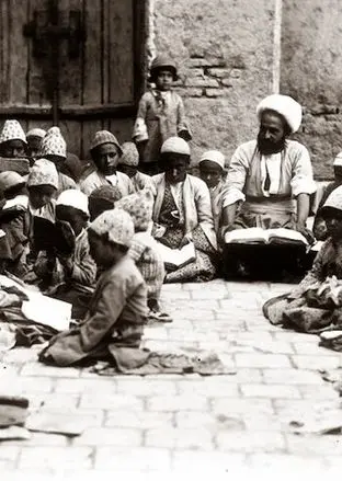 پوشش جالب استاد و شاگرد ۱۳۷ سال پیش در مکتب‌خانه‌ قاجاری + تصویر