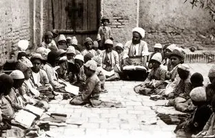 پوشش جالب استاد و شاگرد ۱۳۷ سال پیش در مکتب‌خانه‌ قاجاری + تصویر