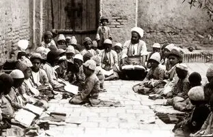 پوشش جالب استاد و شاگرد ۱۳۷ سال پیش در مکتب‌خانه‌ قاجاری + تصویر