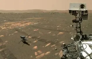 تصویر روز ناسا: سلفی تاریخی مریخ‌نورد استقامت در کنار بالگرد نبوغ