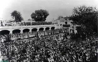 زنان و کودکان در نماز جمعه مسجد جامع تهران حدود 140 سال قبل + عکس