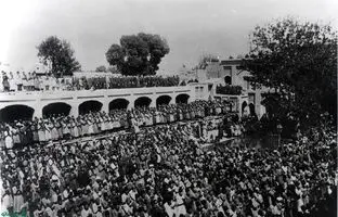 زنان و کودکان در نماز جمعه مسجد جامع تهران حدود 140 سال قبل + عکس