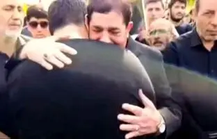 فرزند شهید حاجی‌زاده در آغوش مخبر دستیار رهبر معظم انقلاب در بهشت زهرا (س) + ویدئو