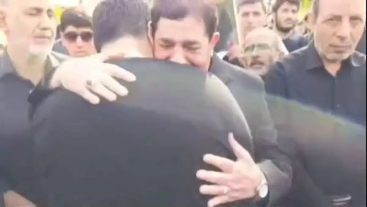 فرزند شهید حاجی‌زاده در آغوش مخبر دستیار رهبر معظم انقلاب در بهشت زهرا (س) + ویدئو