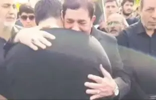 فرزند شهید حاجی‌زاده در آغوش مخبر دستیار رهبر معظم انقلاب در بهشت زهرا (س) + ویدئو