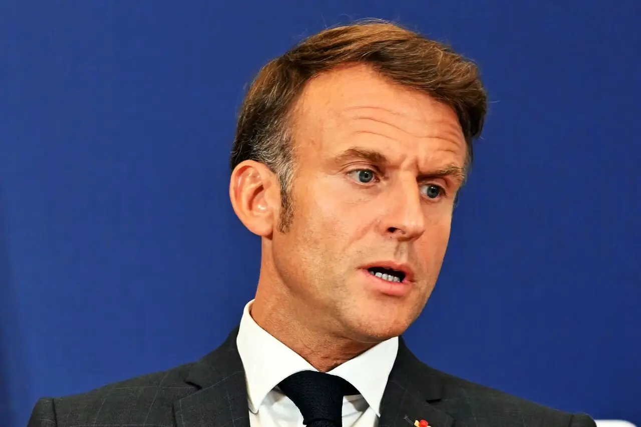 آبروریزی امانوئل مکرون با مواد مخدر روی میز کارش! + ویدئو