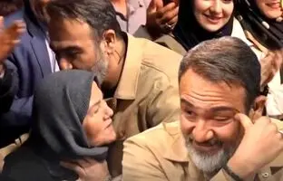 سورپرایز احساسی مهران غفوریان با حضور مادرش بین تماشاگران + ویدئو