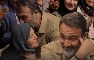 سورپرایز احساسی مهران غفوریان با حضور مادرش بین تماشاگران + ویدئو