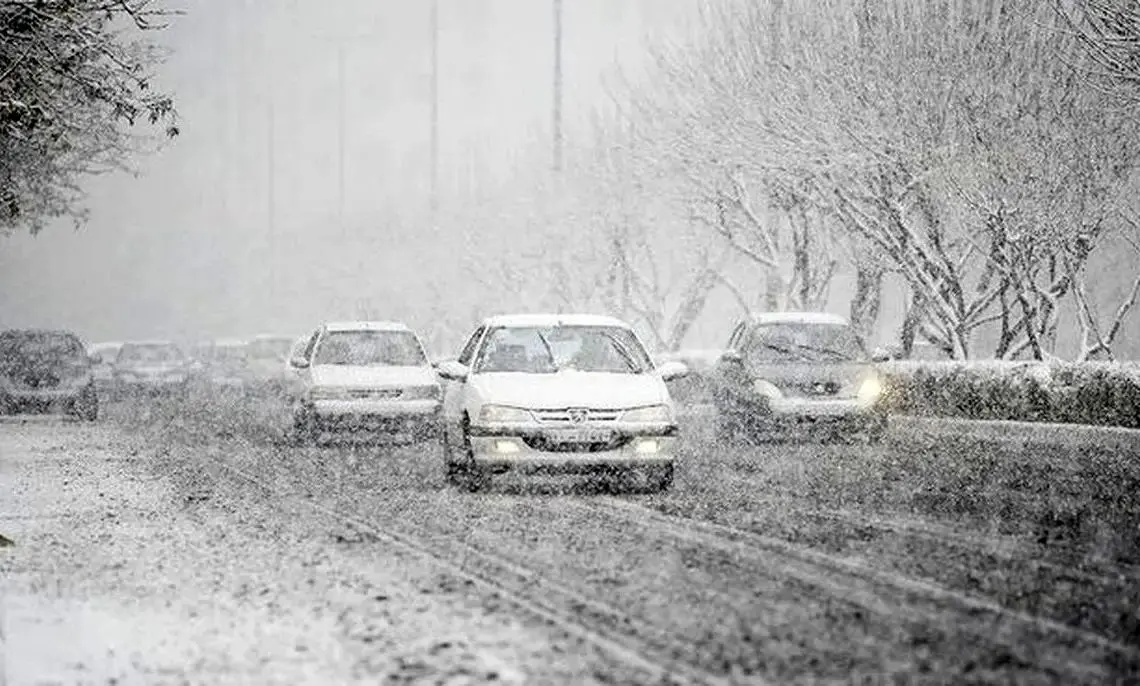 بارش برف و باران در جاده‌های ۳ استان کشور/ ترافیک نیمه سنگین در آزادراه کرج ـ تهران
