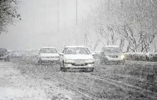بارش برف و باران در جاده‌های ۳ استان کشور/ ترافیک نیمه سنگین در آزادراه کرج ـ تهران
