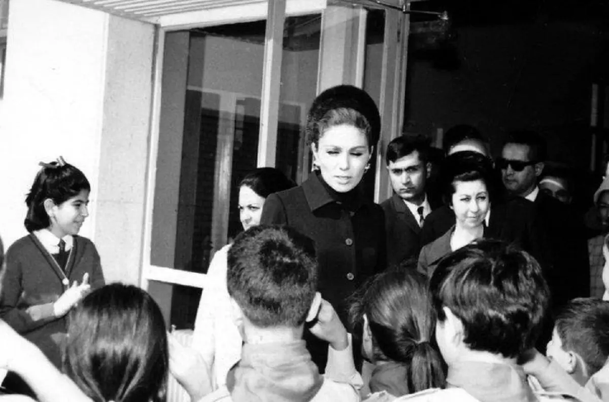 عکس قدیمی: فرح و دو فرزندش در محوطه کاخ سعدآباد