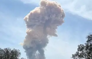 ریزش سقف ساختمان اداری بندر شهید رجایی بر سر کارمندان + ویدئو