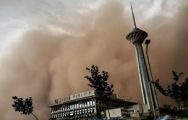 
هشدار جدی طوفان در تهران؛ خطر سقوط تابلوها و درختان
