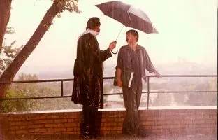 زیباترین اشعار فارسی؛ گفت‌وگوی حسین پناهی و نازی زیر چتر