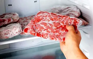 روشی خطرناک برای باز کردن گوشت یخ زده!