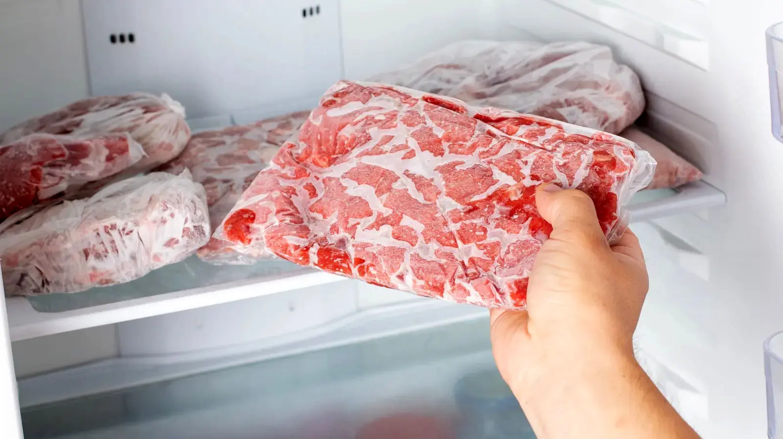 روشی خطرناک برای باز کردن گوشت یخ زده!