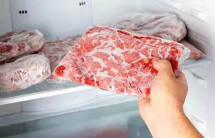 روشی خطرناک برای باز کردن گوشت یخ زده!