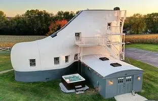 خانه عجیبی که شبیه کفش است! +ویدئو