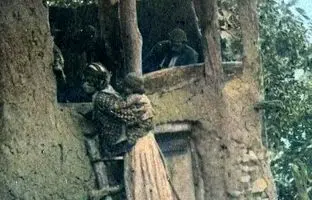  سفر به عصر قاجار؛ منظرۀ یک خانۀ روستایی در «گیلان» عهد قاجار 