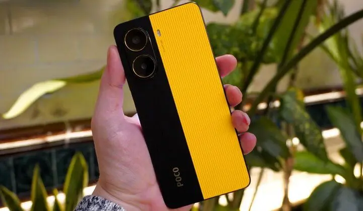 رشد قارچ روی بدنه گوشی محبوب پوکو جنجال به پا کرد!