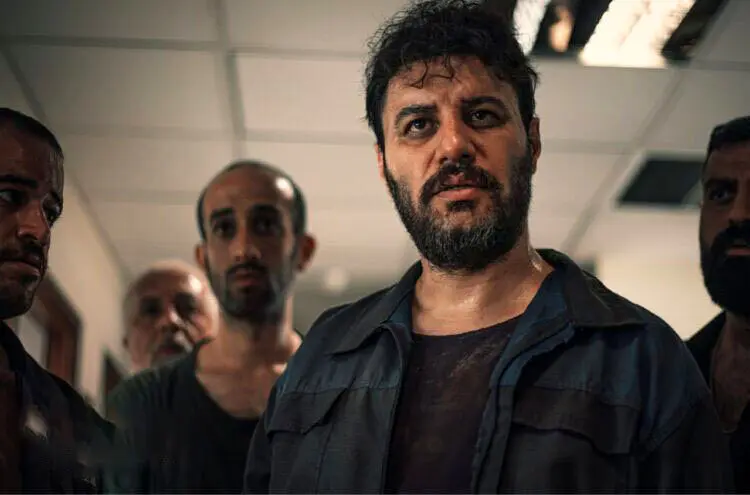 پاپاراتزی ایرانی؛ جواد عزتی و مادرش در پشت صحنه سریال وحشی + ویدئو