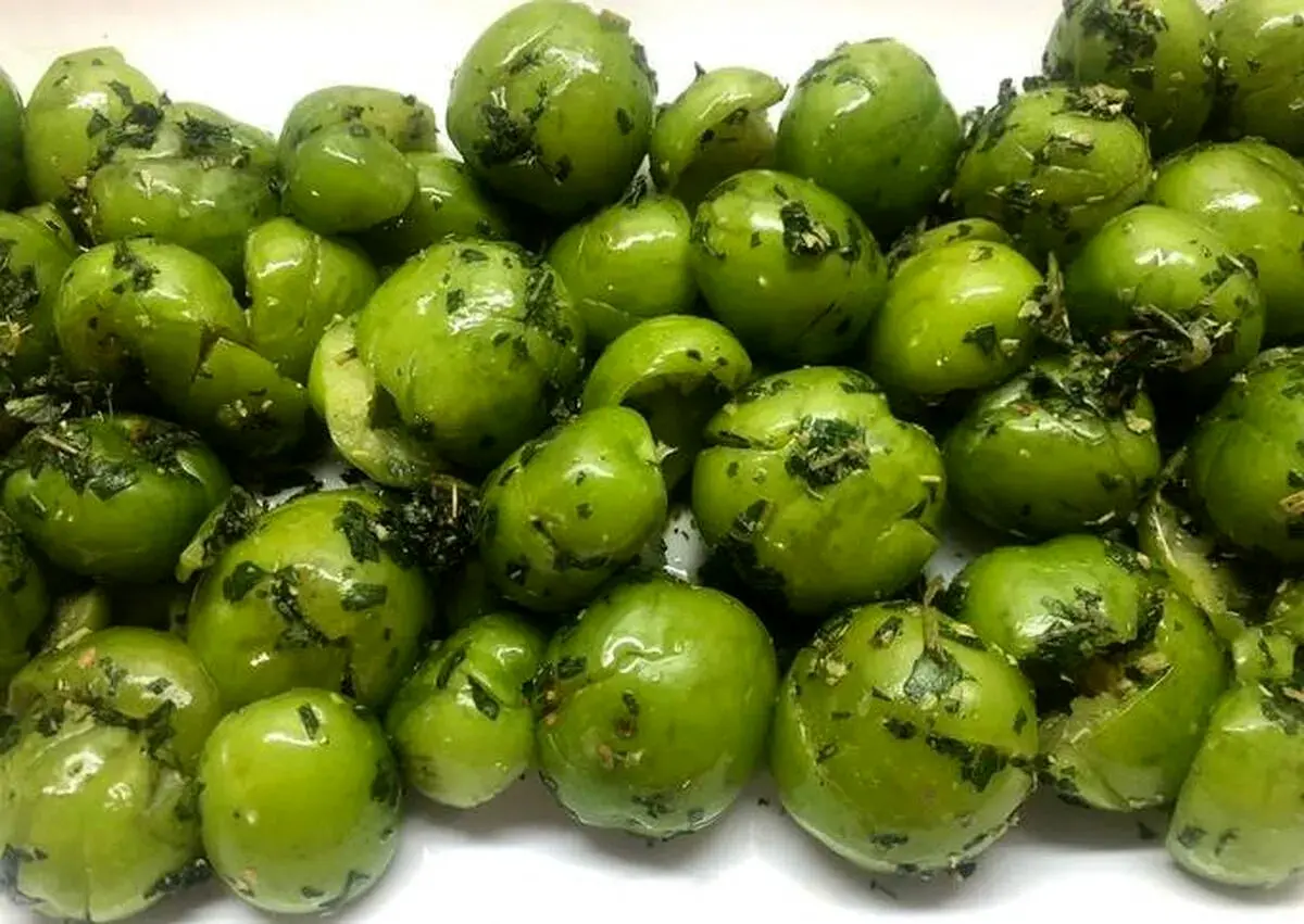 خوشمزه بپزید؛ طرز تهیه هلی کتنی (گوجه سبز کوبیده) به روش اصیل شمالی