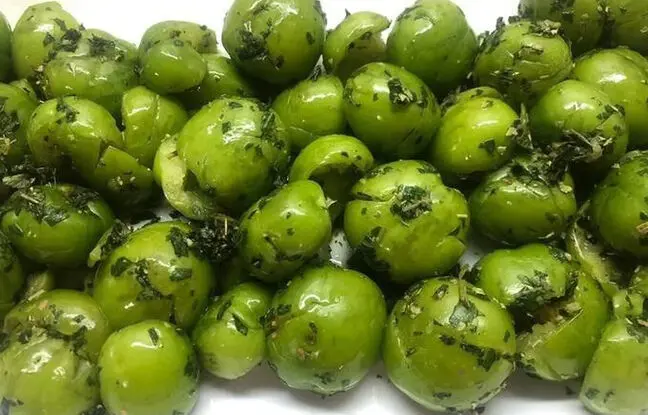 خوشمزه بپزید؛ طرز تهیه هلی کتنی (گوجه سبز کوبیده) به روش اصیل شمالی
