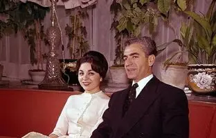 عکس قدیمی: خوشگذرانی فرح و محمدرضا پهلوی در فرانسه، سال 40 