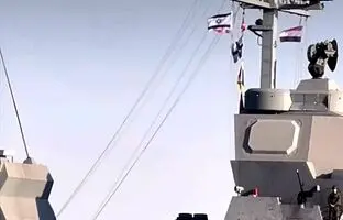  لحظه عبور ناو اسرائیلی از کانال سوئز و حفاظت نیروهای ویژه مصر از آن! +ویدئو
