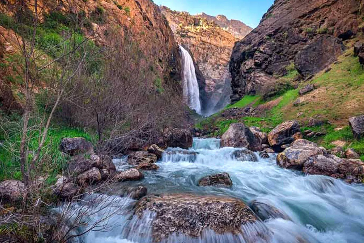 (ویدئو) بزرگ‌ترین آبشار ایران در قلب تپنده تنگ زندان و نگین سبزکوه بختیاری