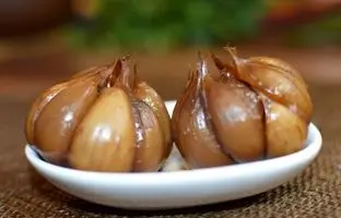 مهم ترین خواص سیر ترشی ۷ ساله