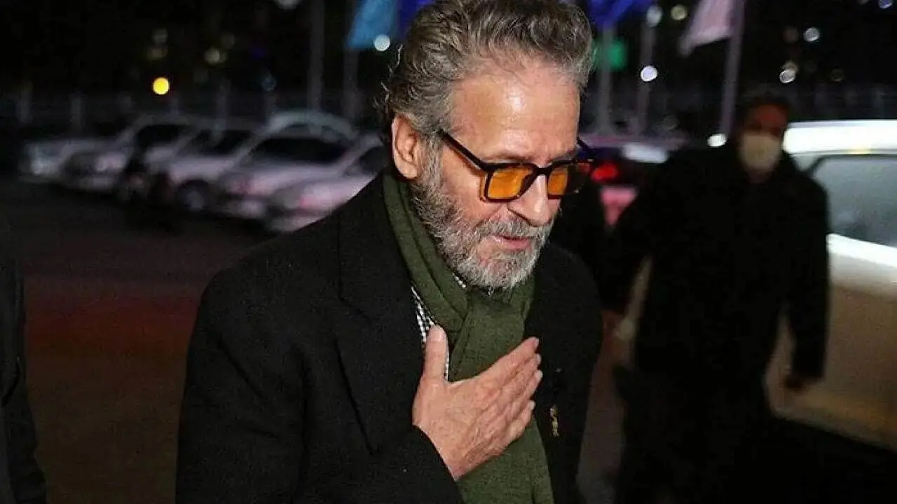 پاپاراتزی ایرانی؛ انتشار تصاویری از چهره شکسته ابوالفضل پورعرب در مراسم ختم مادرش + ویدئو