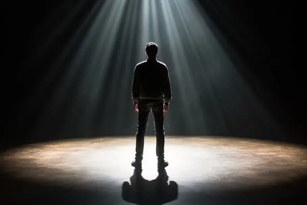  «اثر نورافکن» چیست؟ چرا فکر می‌کنیم دیگران دارند به ما توجه می‌کنند؟ 